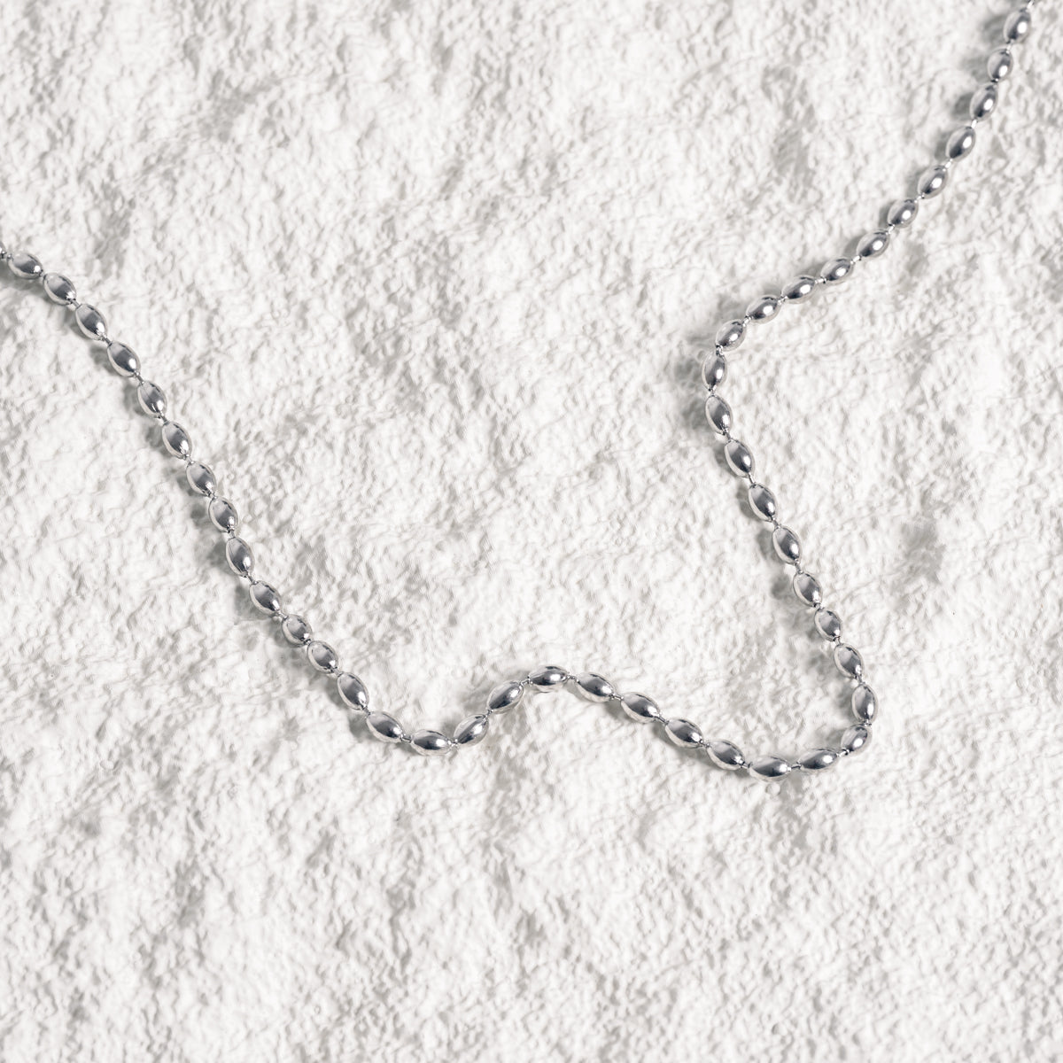 Detailaufnahme der Perlenkette Halskette Silber