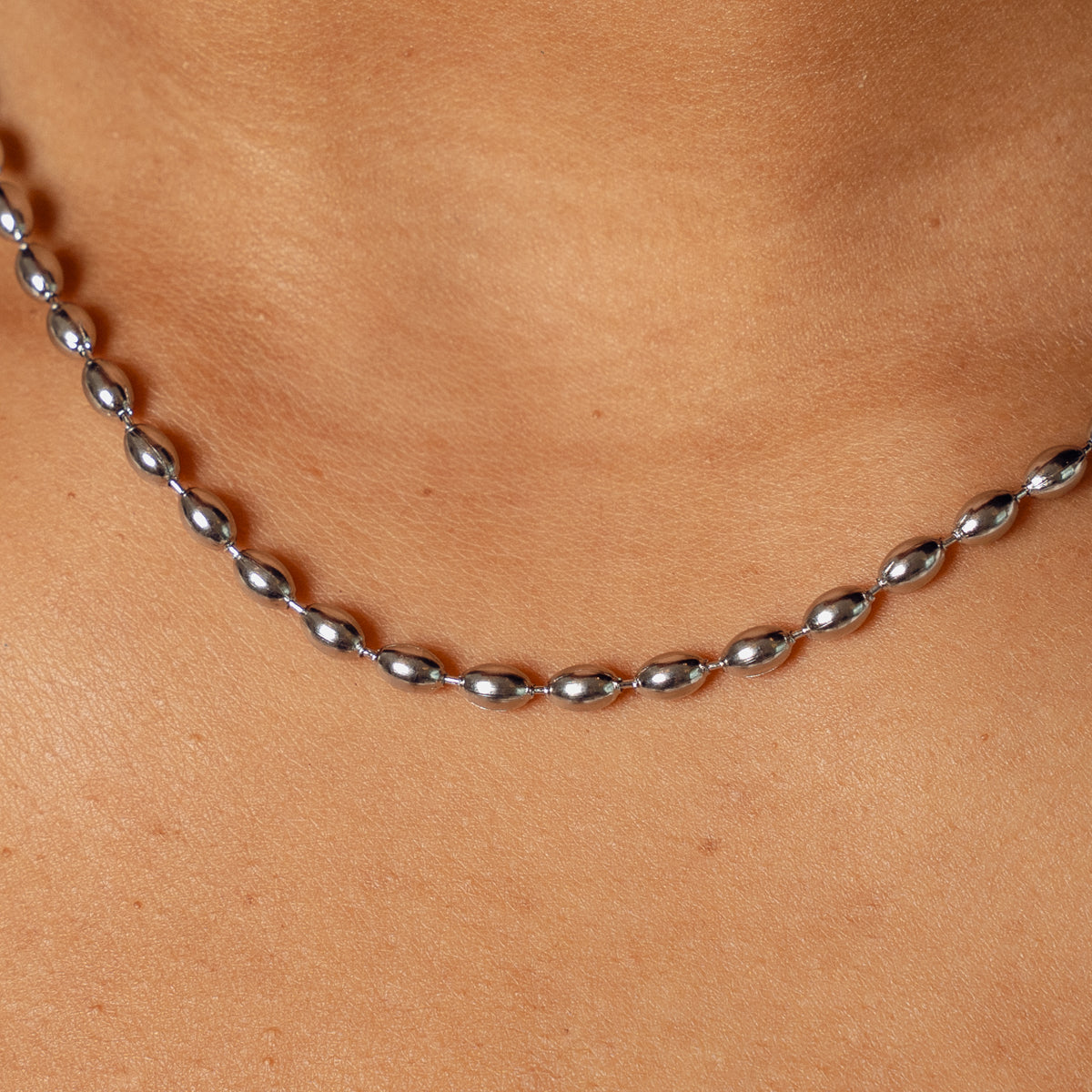 Perlenkette Halskette Silber am Modell getragen