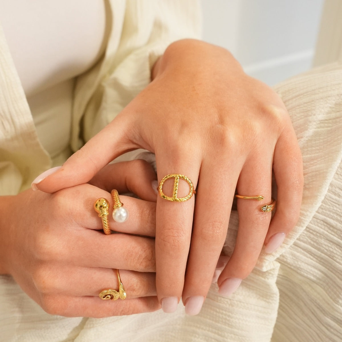 Nahaufnahme des Perlenkugel Twist-Rings Gold