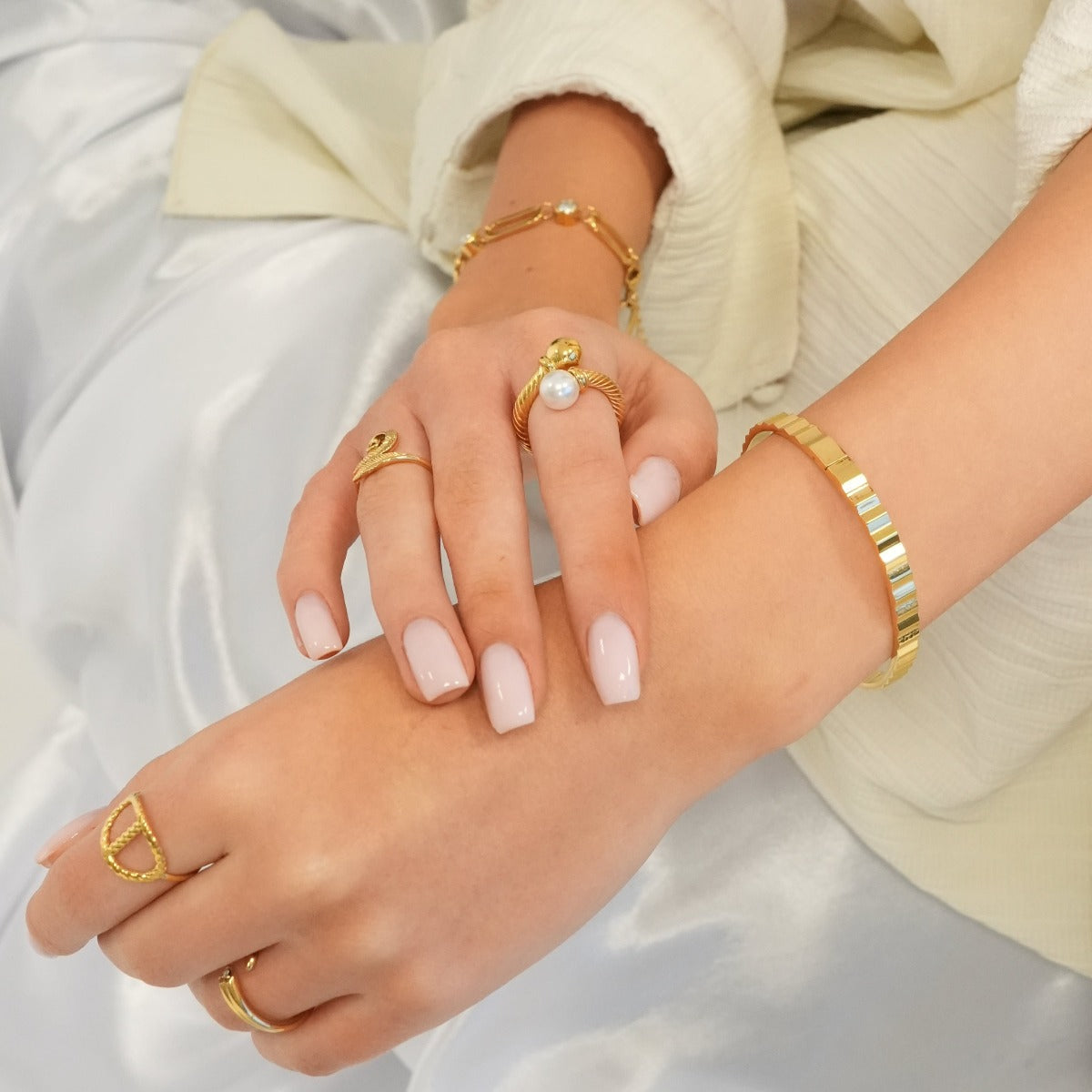 Detailaufnahme des Perlenkugel Twist-Rings Gold