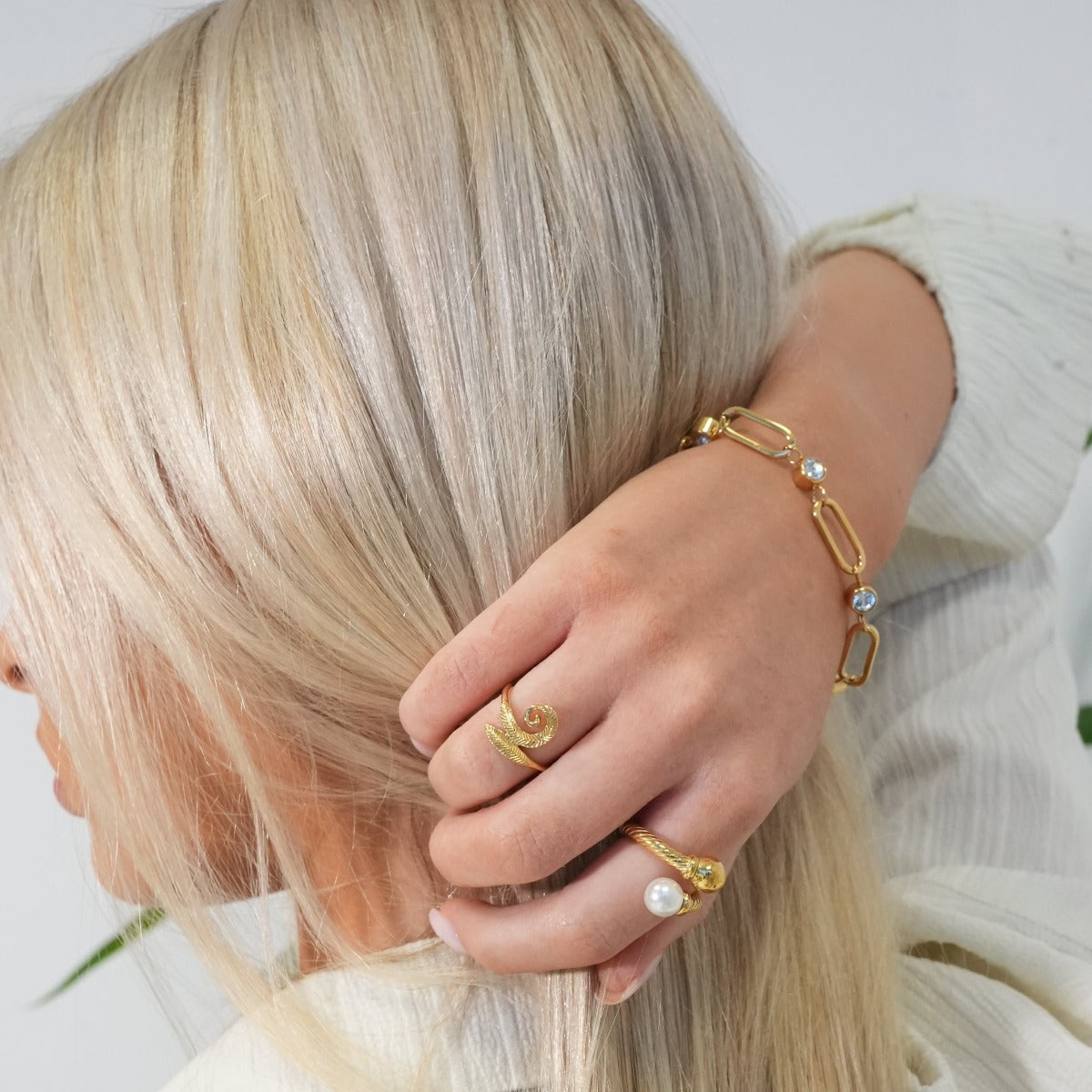 Perlenkugel Twist-Ring Gold an der Hand getragen