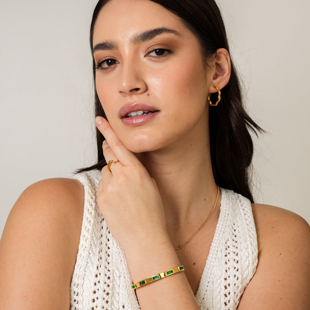 Detailaufnahme des Pfeilherz Steinrings Gold