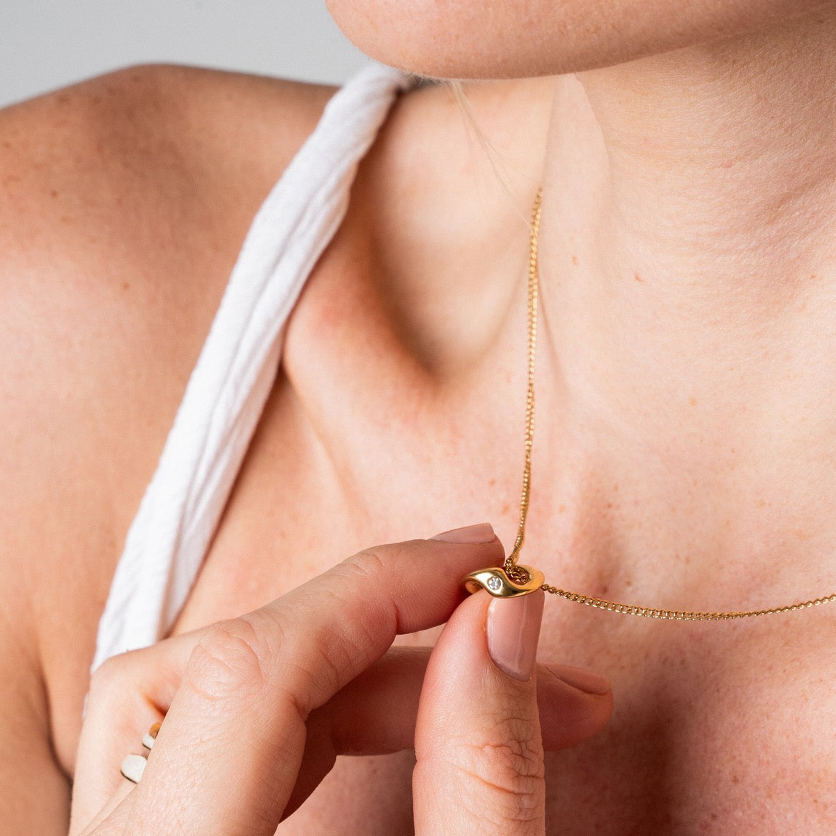 Detailaufnahme der Pyroni Pendant Halskette Gold