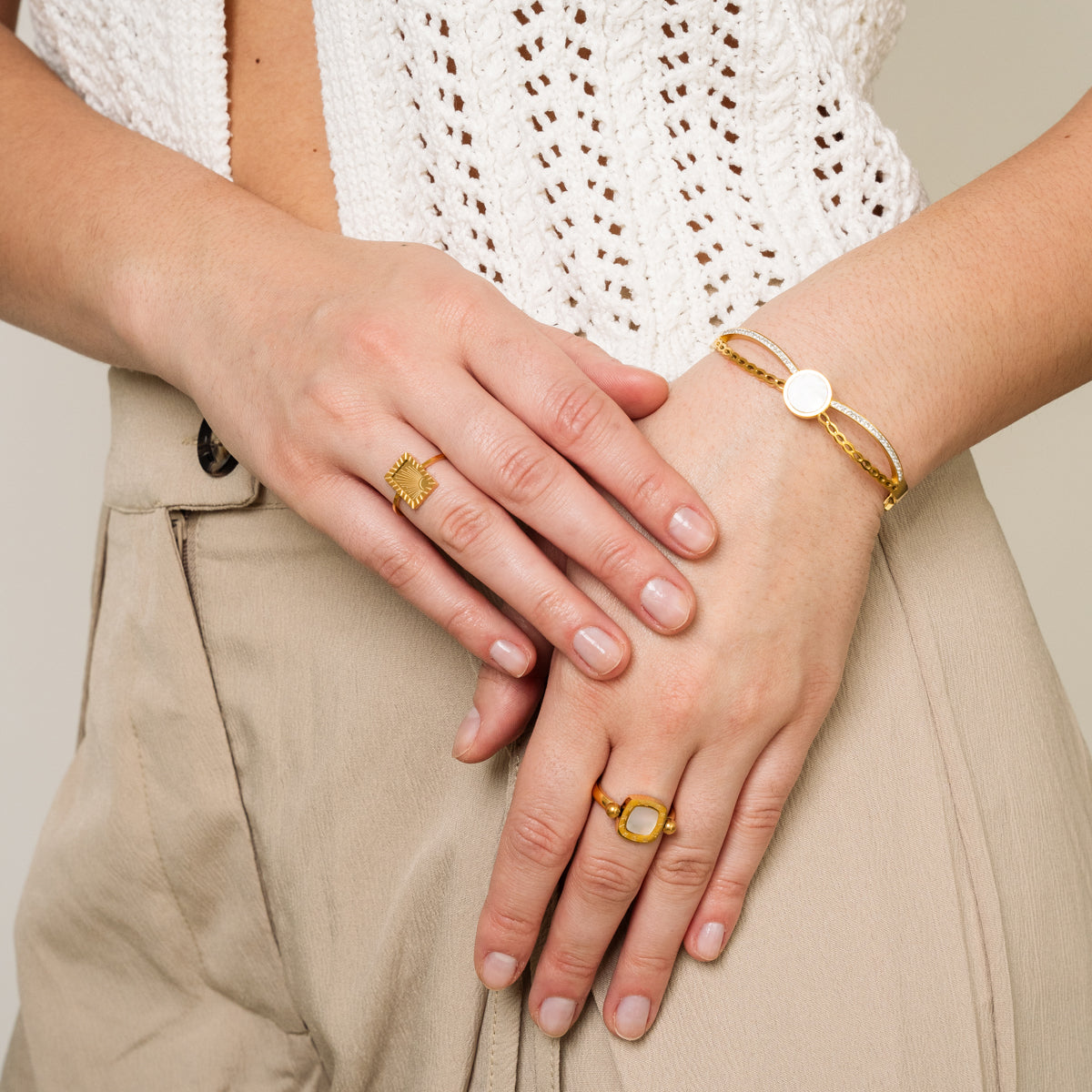 Detailaufnahme des quadratischen Zahlenanhänger-Rings Gold