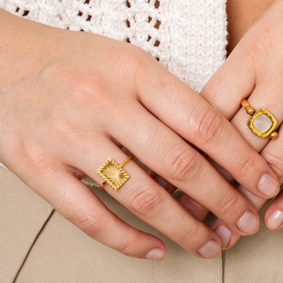 Quadratischer Zahlenanhänger-Ring Gold in Geschenkbox