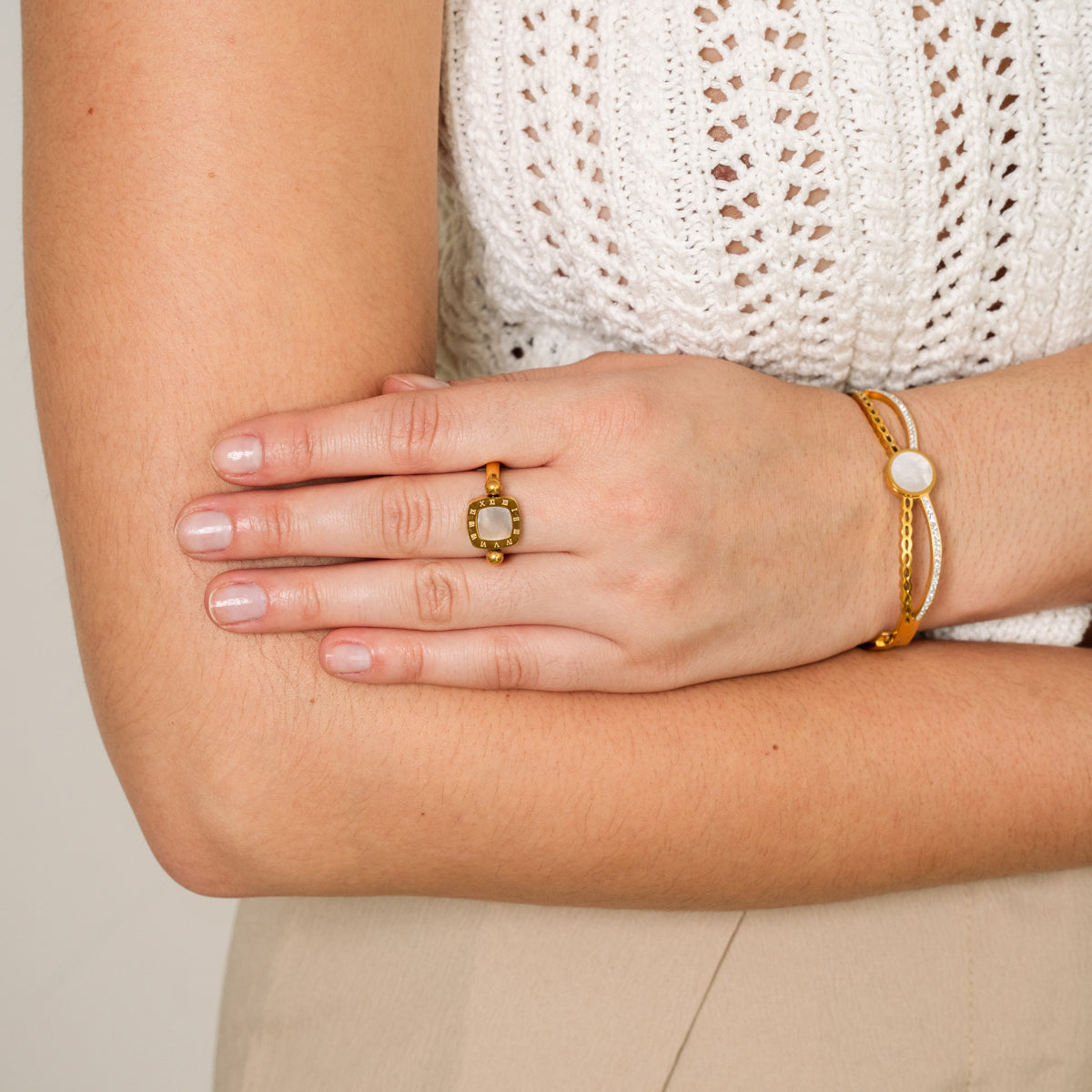 Quadratischer Zahlenanhänger-Ring Gold am Finger getragen