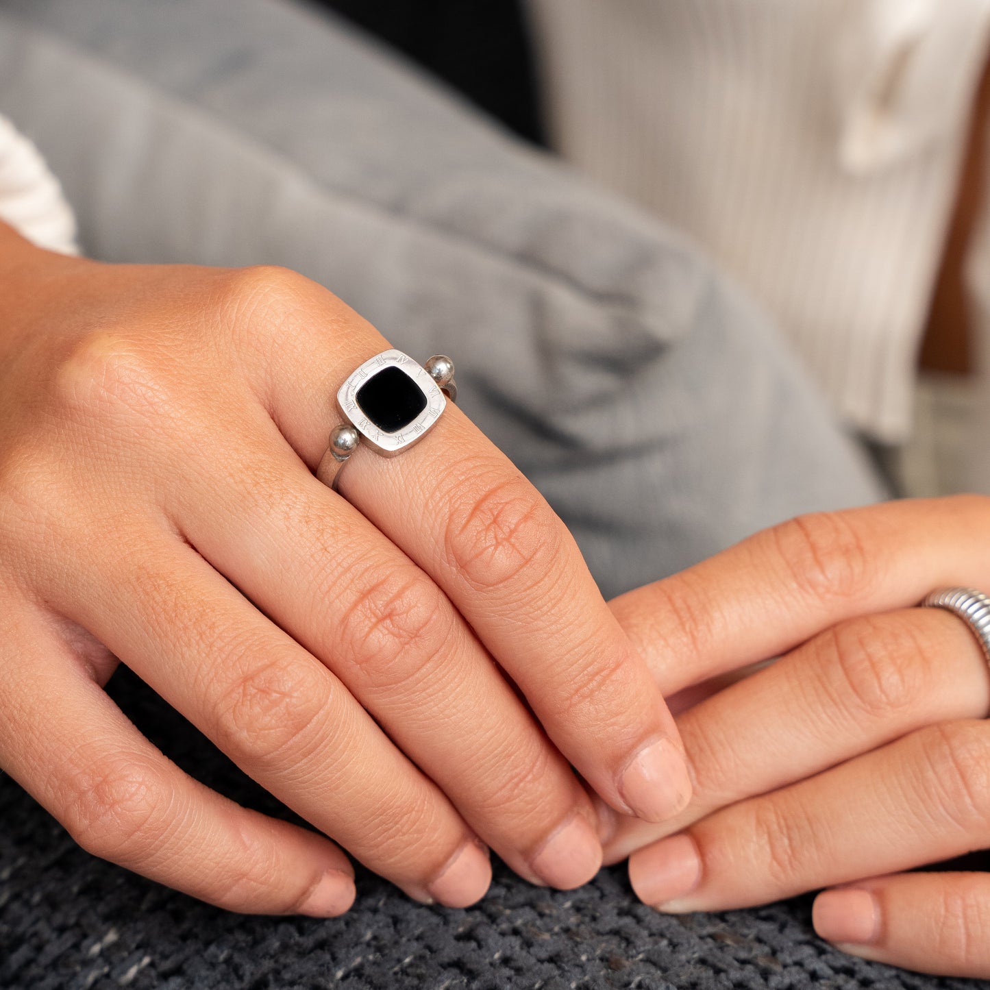Seitliche Ansicht des Quadratischen Zahlenanhänger-Rings Silber
