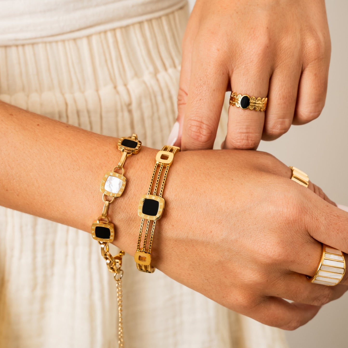 Detailaufnahme des Quadratischen Clip Kettenarmbands Gold
