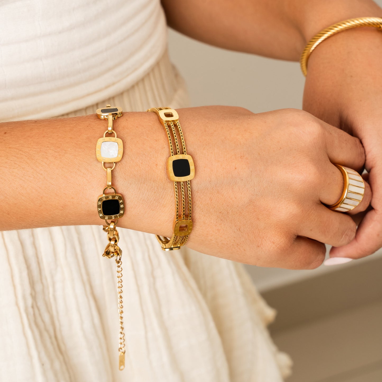 Seitliche Ansicht des Quadratischen Clip Kettenarmbands Gold