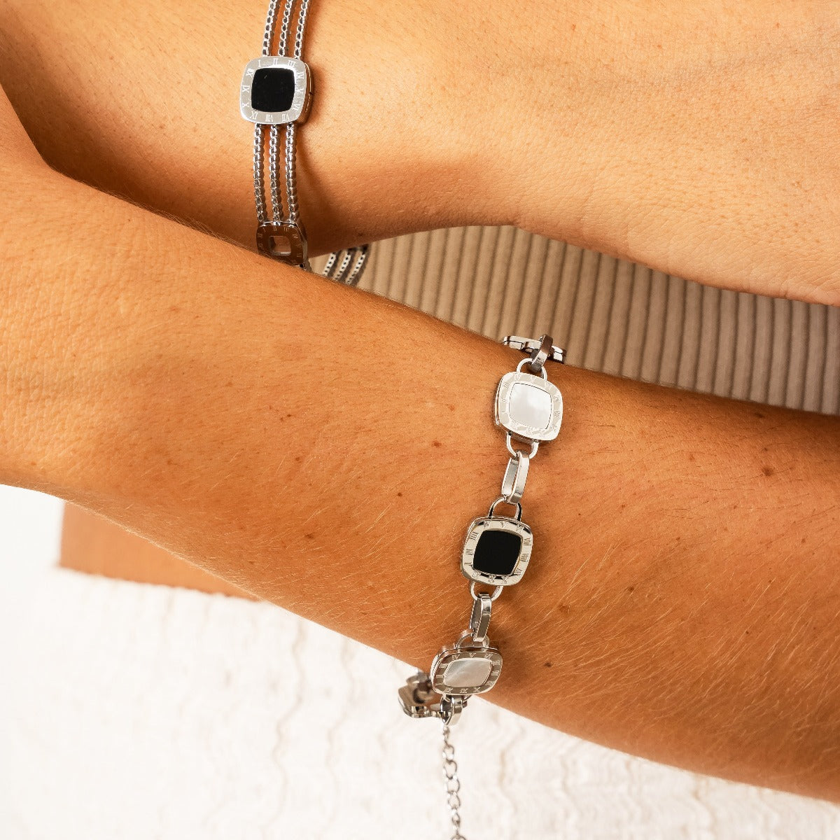 Detailaufnahme des Quadratischen Clip Kettenarmbands Silber