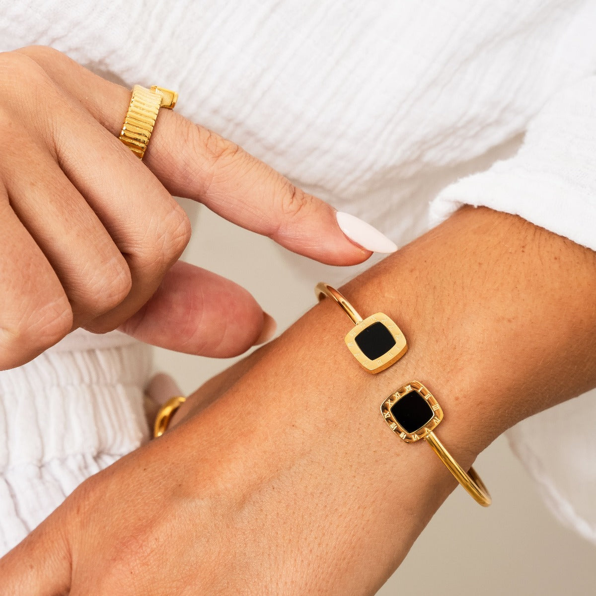 Detailaufnahme des quadratischen Onyx Armreifs Gold