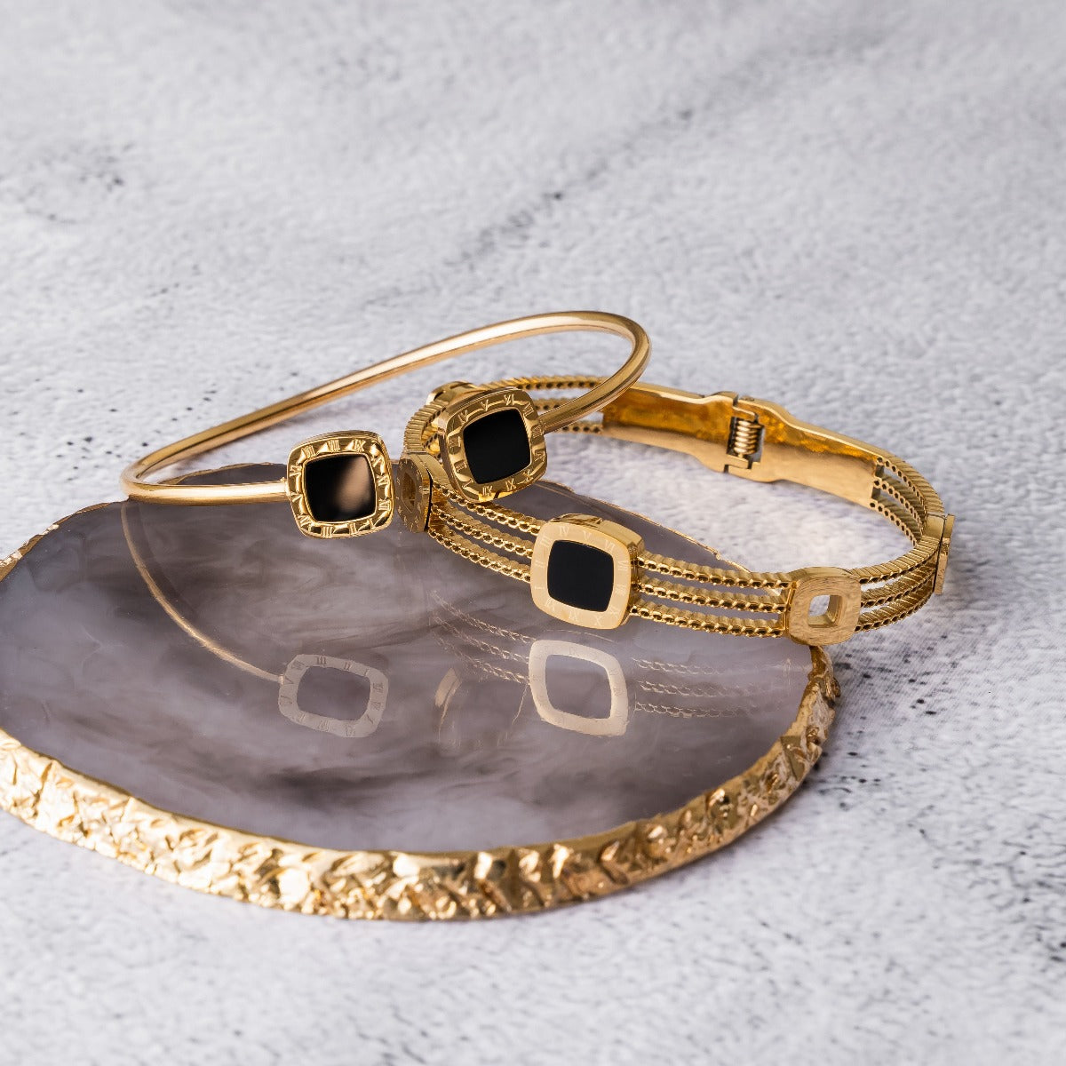 Quadratischer Onyx Armreif Gold in Geschenkbox