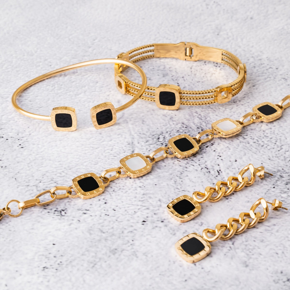 Onyx Armreif Gold am Handgelenk getragen