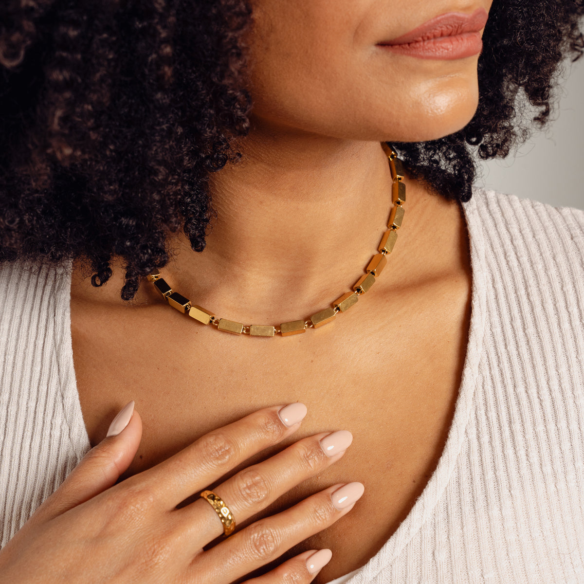 Nahaufnahme der Rectangle Chain Halskette Gold