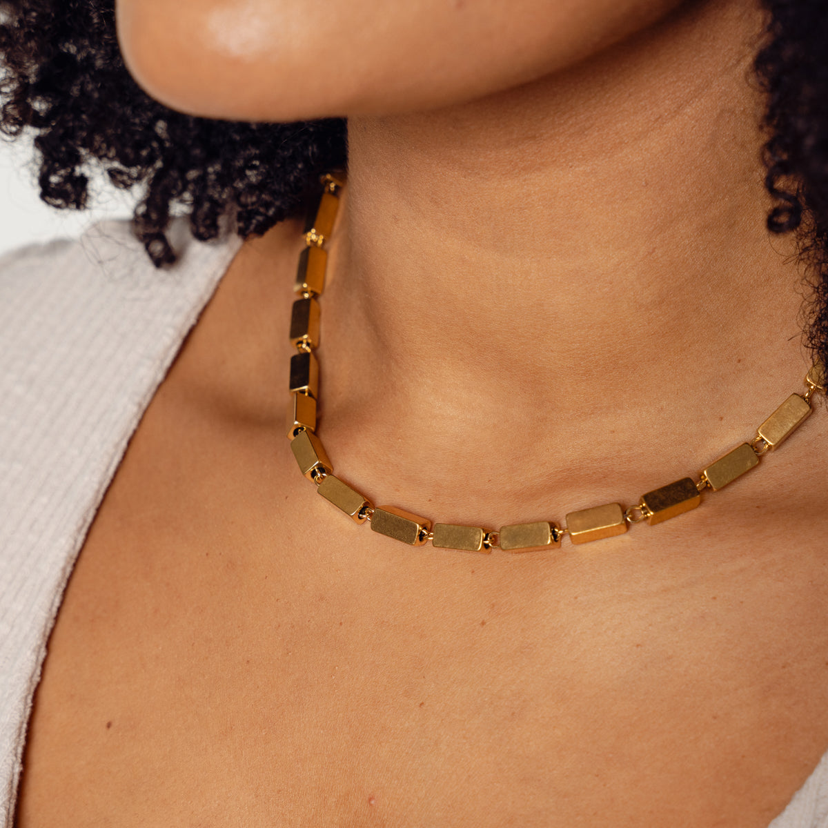 Rectangle Chain Halskette Gold am Hals getragen