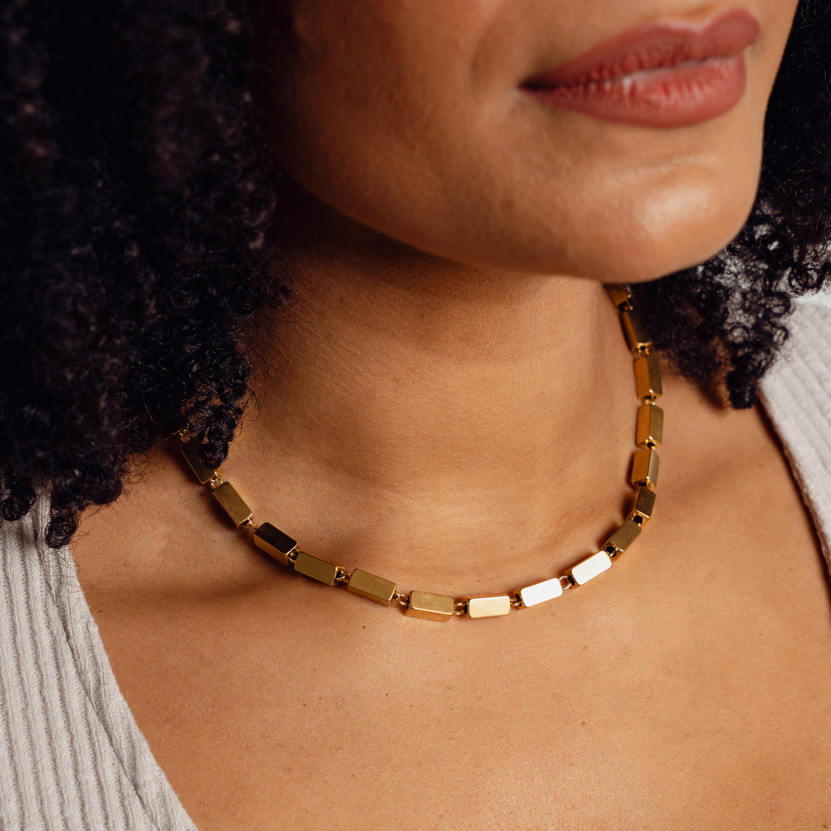 Seitliche Ansicht der Rectangle Chain Halskette Gold