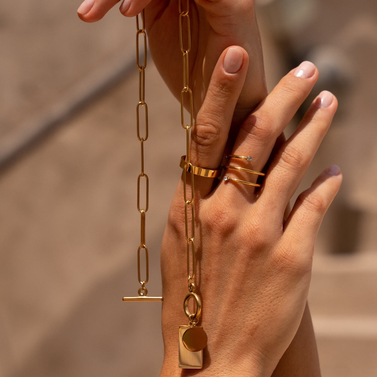 Rectangle Toggle Chain Halskette Gold am Hals getragen