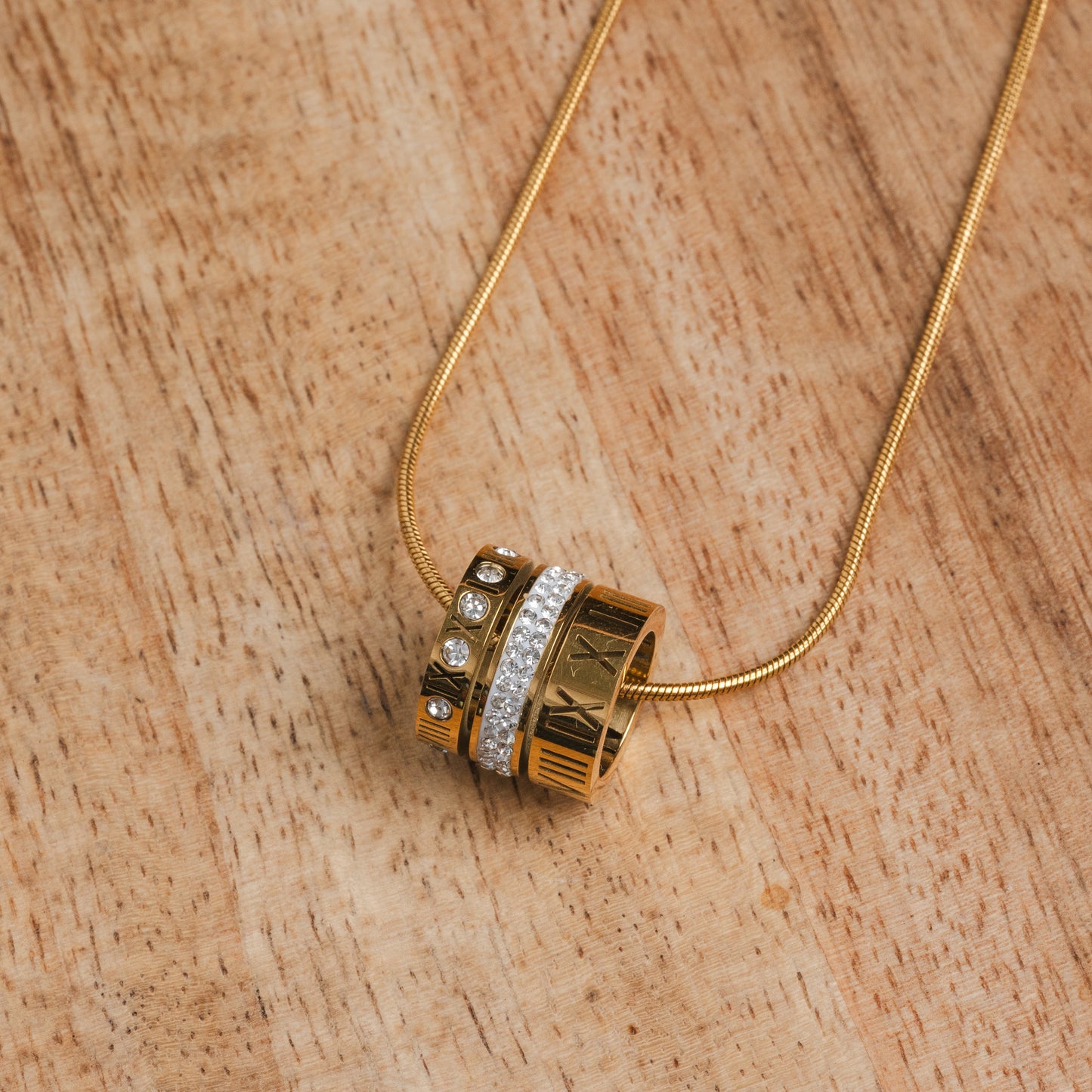 Triple Stack Ring Halskette Gold – moderner Lifestyle-Look
