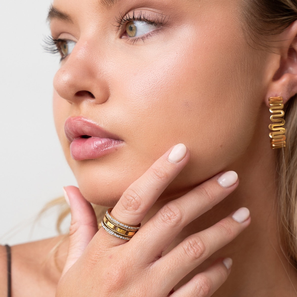 Detailaufnahme der Ripple Creolen Gold