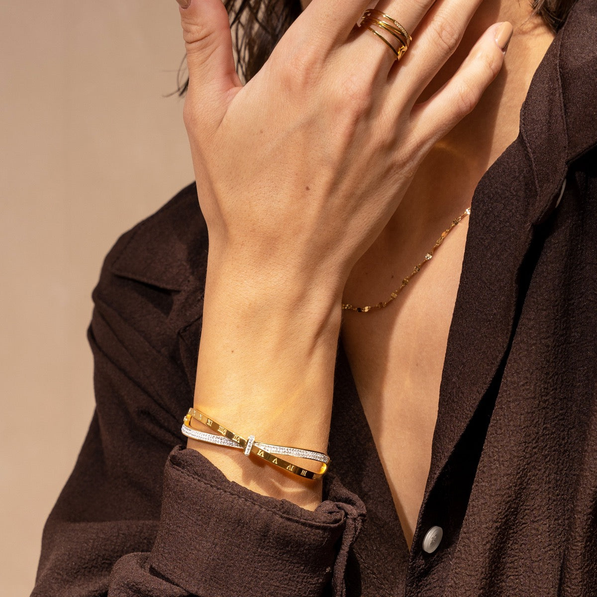 Detailaufnahme des Riviera Armreifs Gold