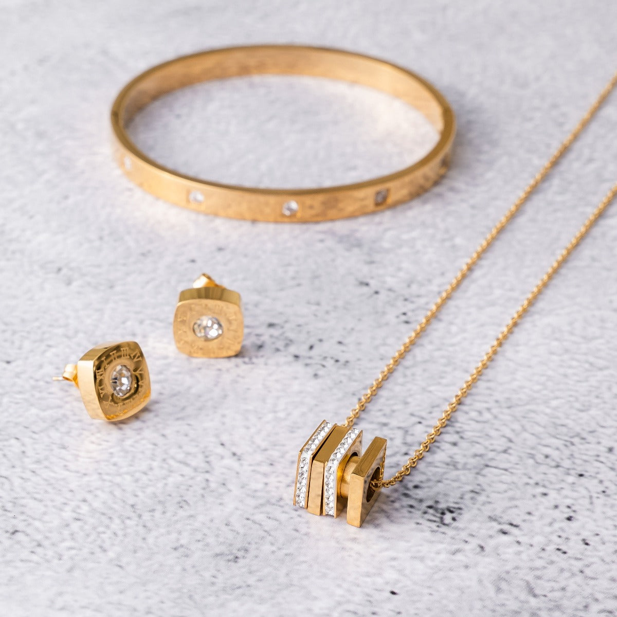 Seitliche Ansicht der Rubix Stone Halskette Gold