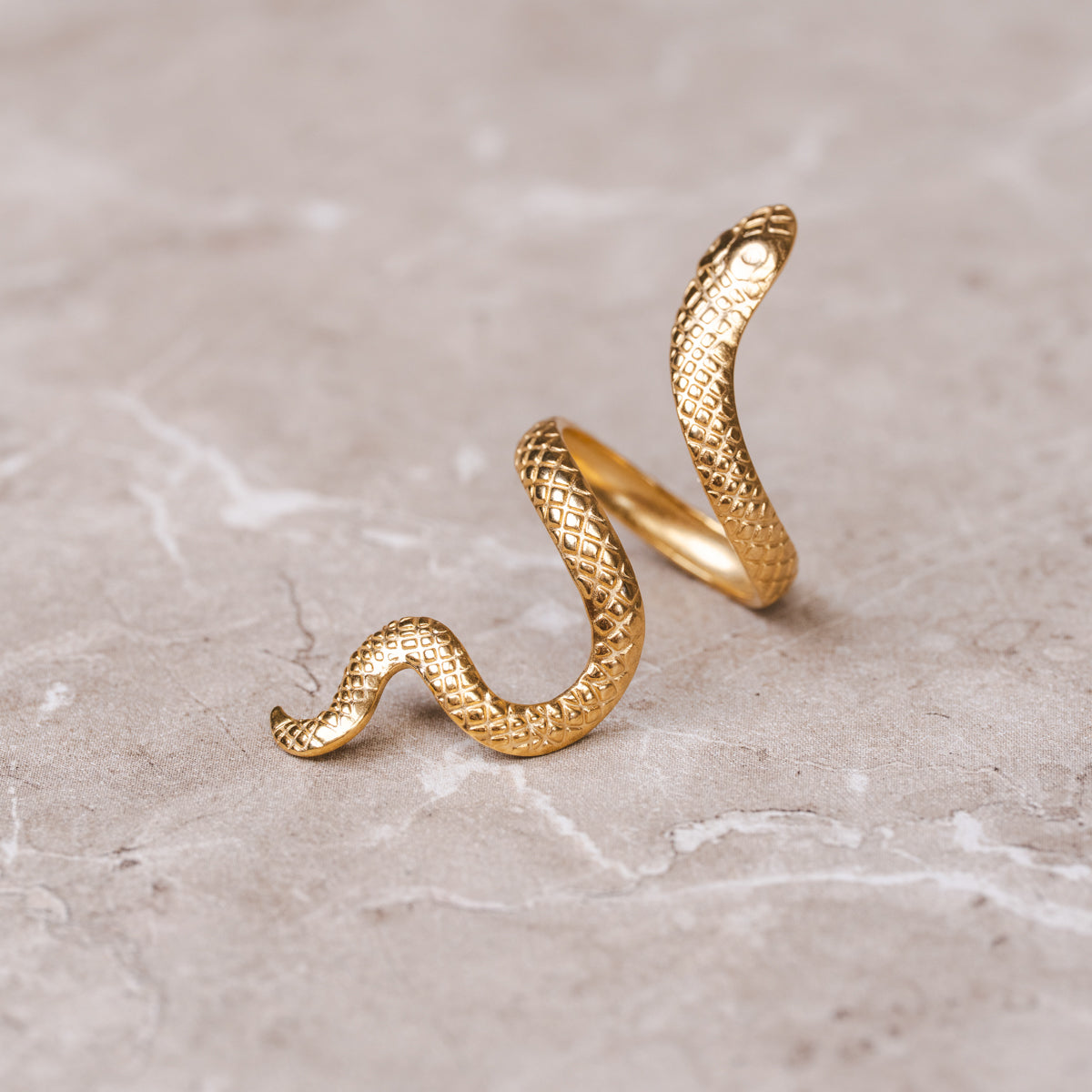 Seitliche Ansicht des Schlangen Wickelrings Gold