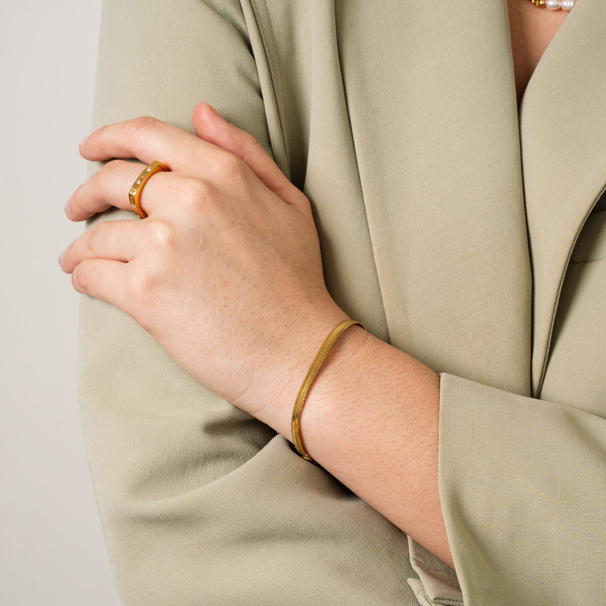 Detailaufnahme des Schlangenarmbands Gold