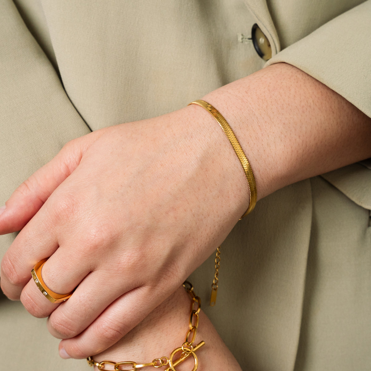 Schlangenarmband Gold am Handgelenk getragen