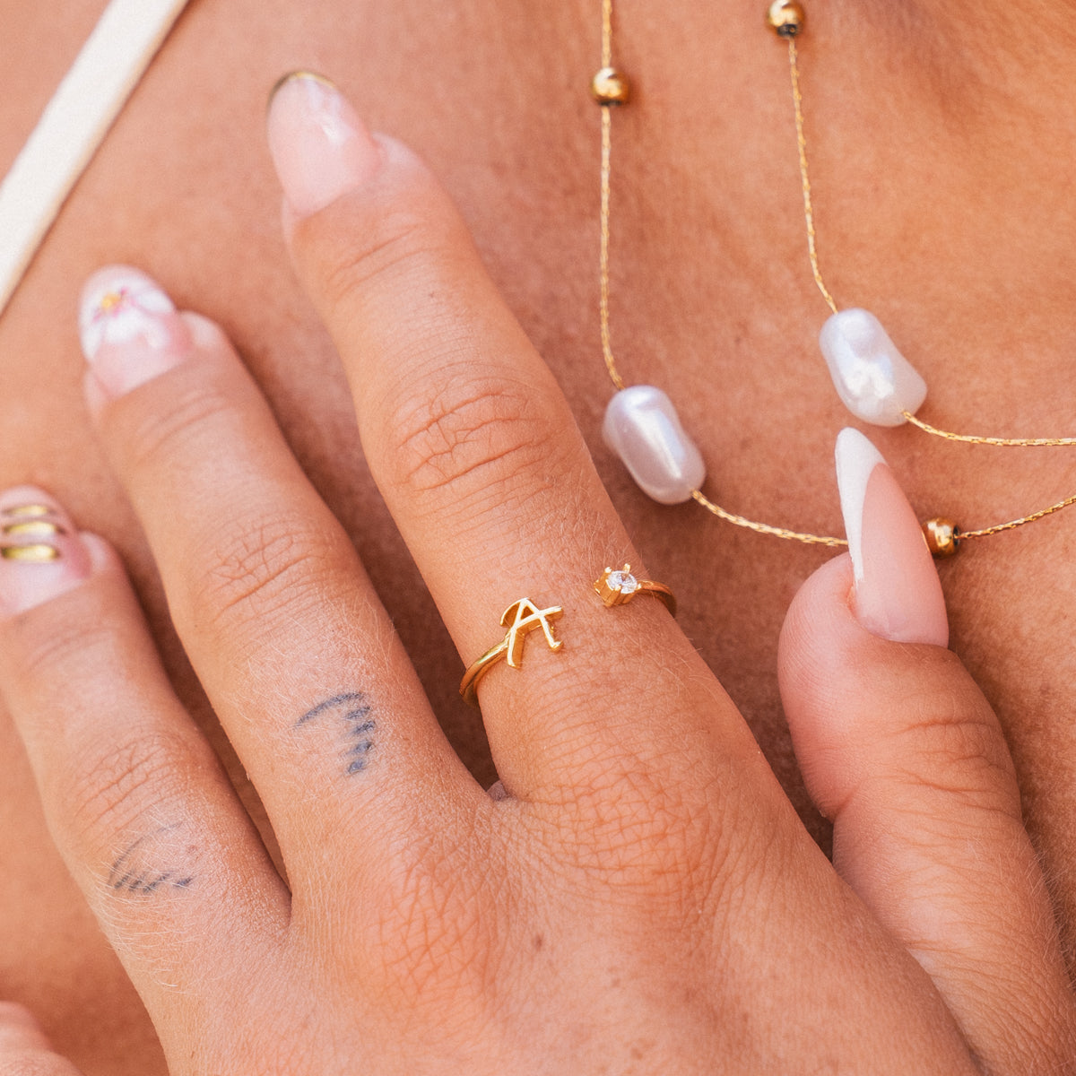 Schriftstein Initial Verstellbarer Ring – Gold