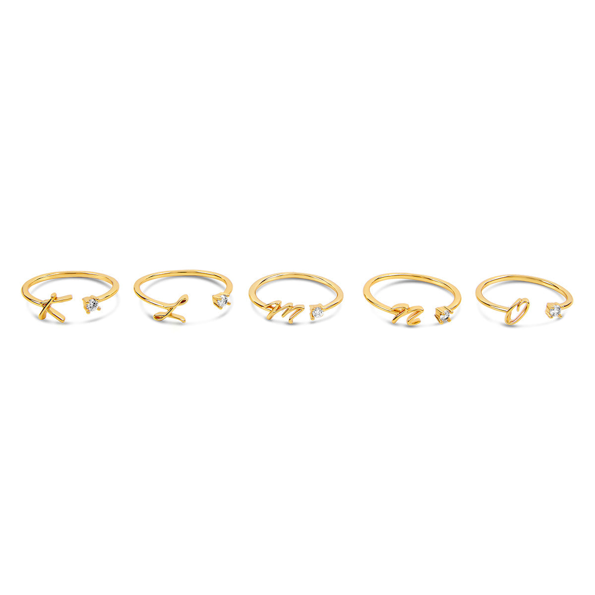 Schriftstein Initial Ring Gold am Finger getragen