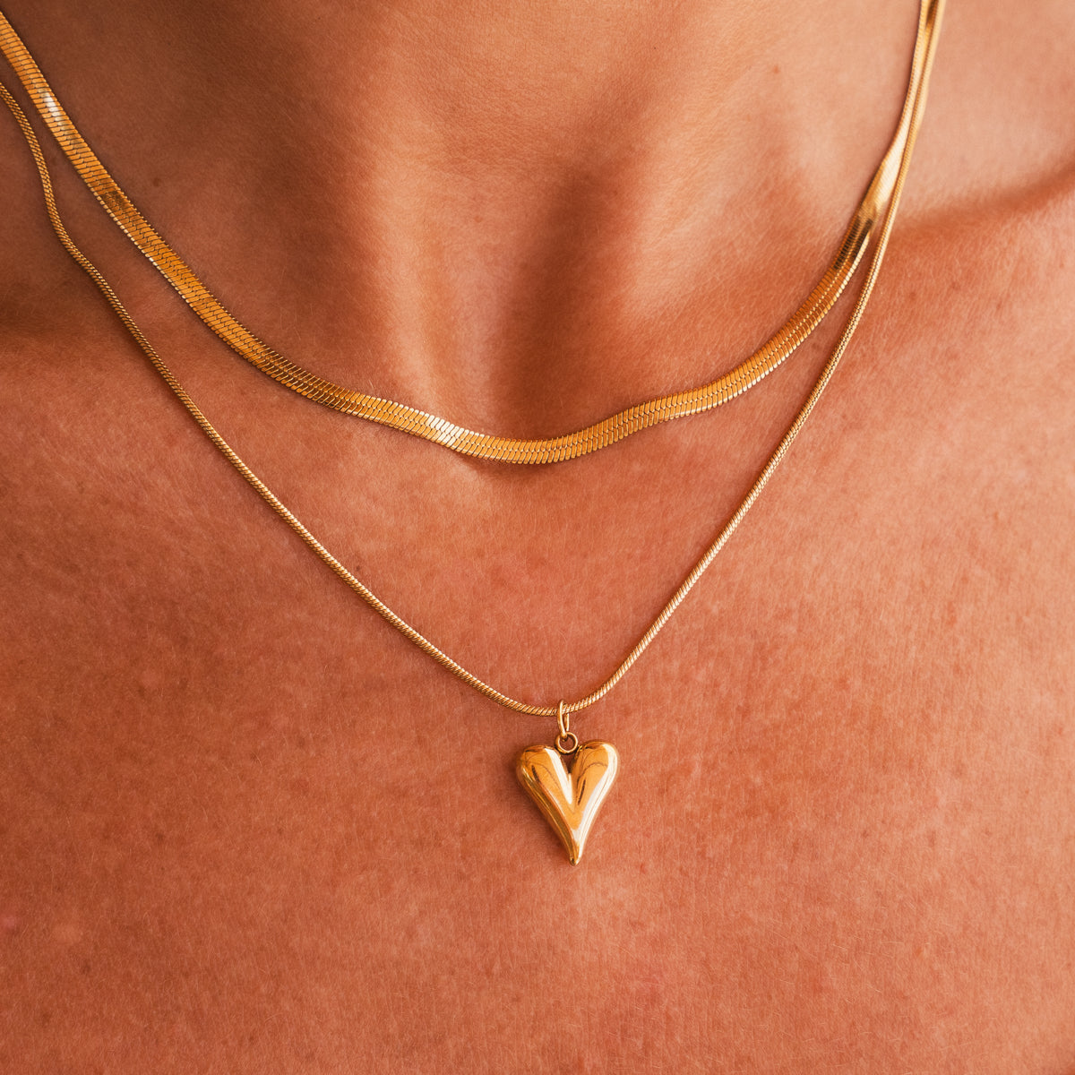 Sculpted Heart Layered Halskette Gold am Hals getragen