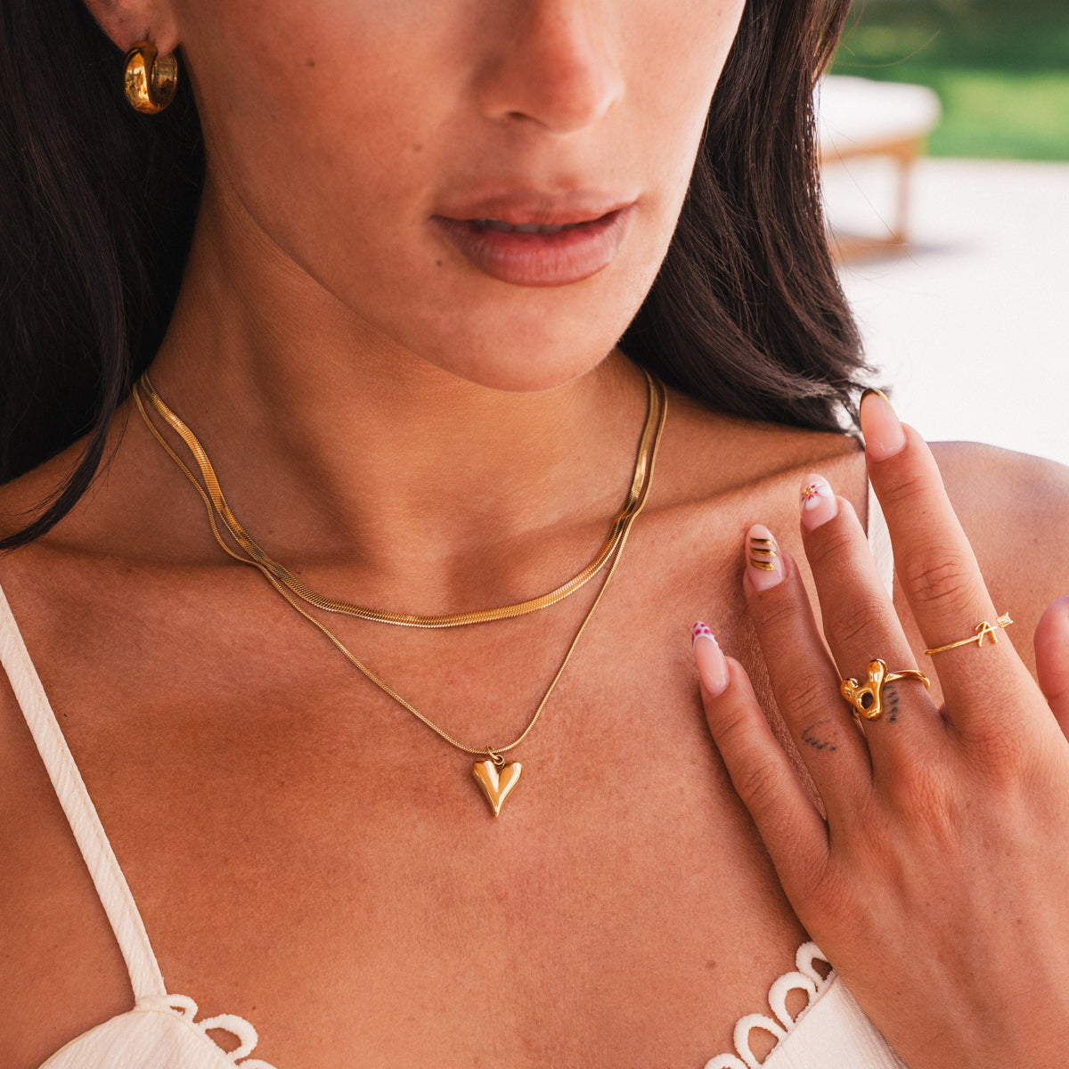 Seitliche Ansicht der Sculpted Heart Layered Halskette Gold