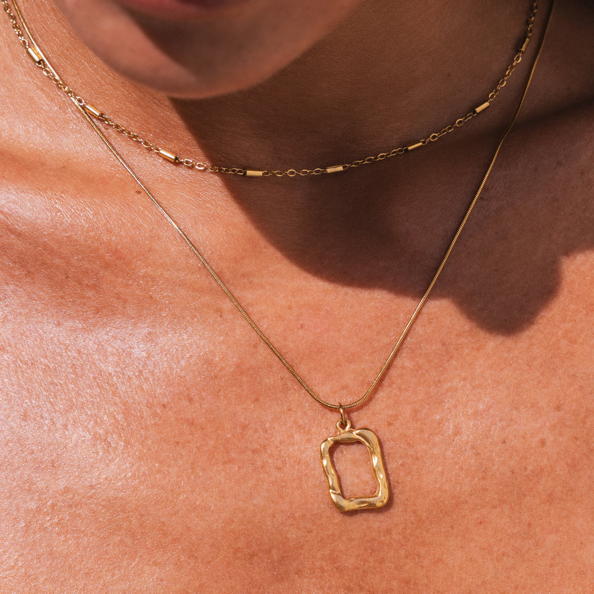 Seitliche Ansicht der Sculpture Pendant Layered Halskette Gold