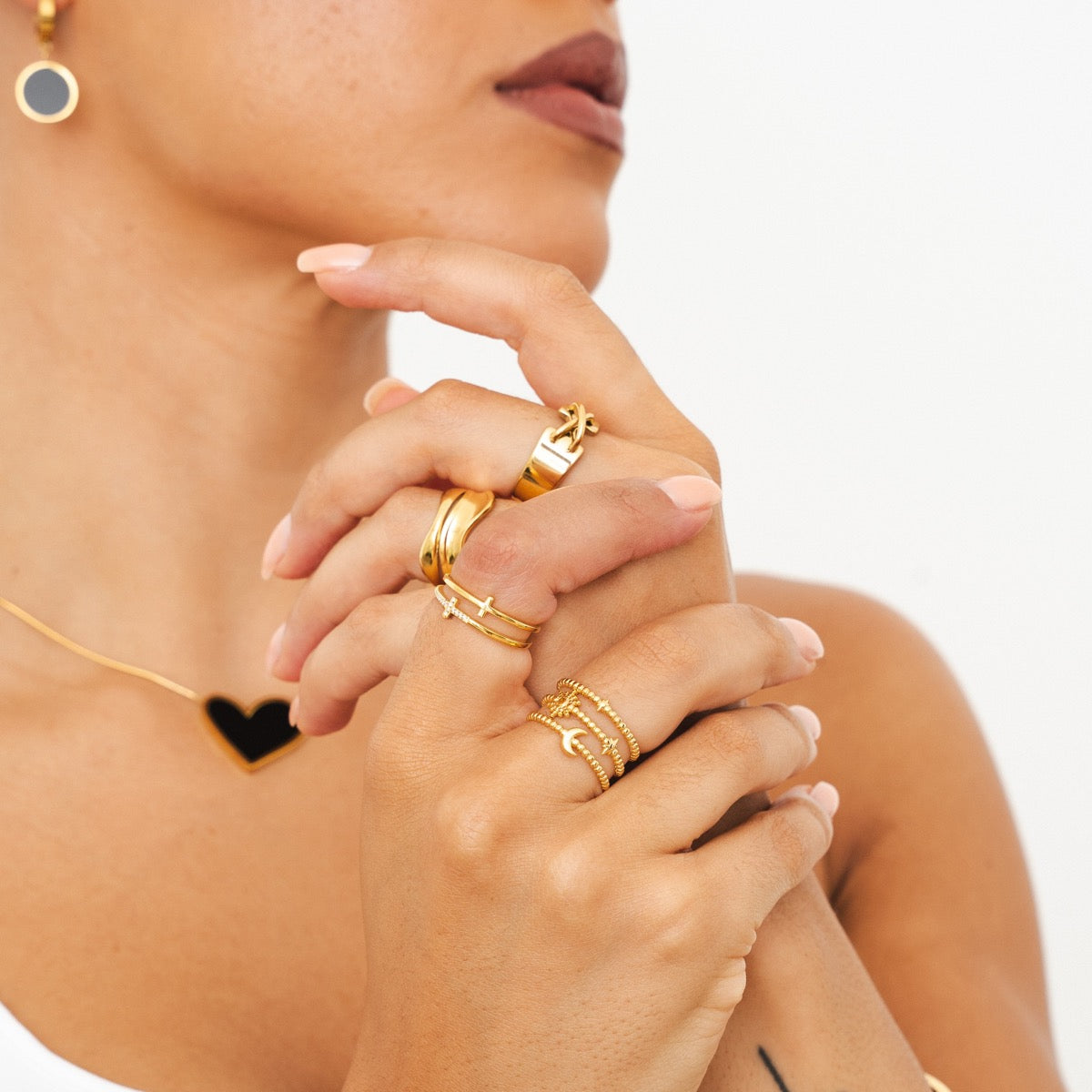Sculpture Verstellbarer Ring Gold an der Hand getragen