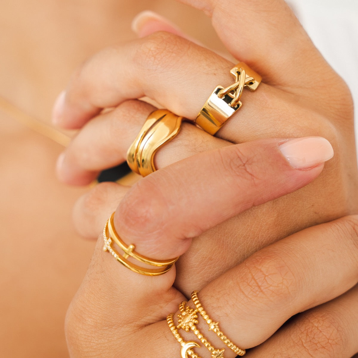 Seitliche Ansicht des Sculpture Rings Gold