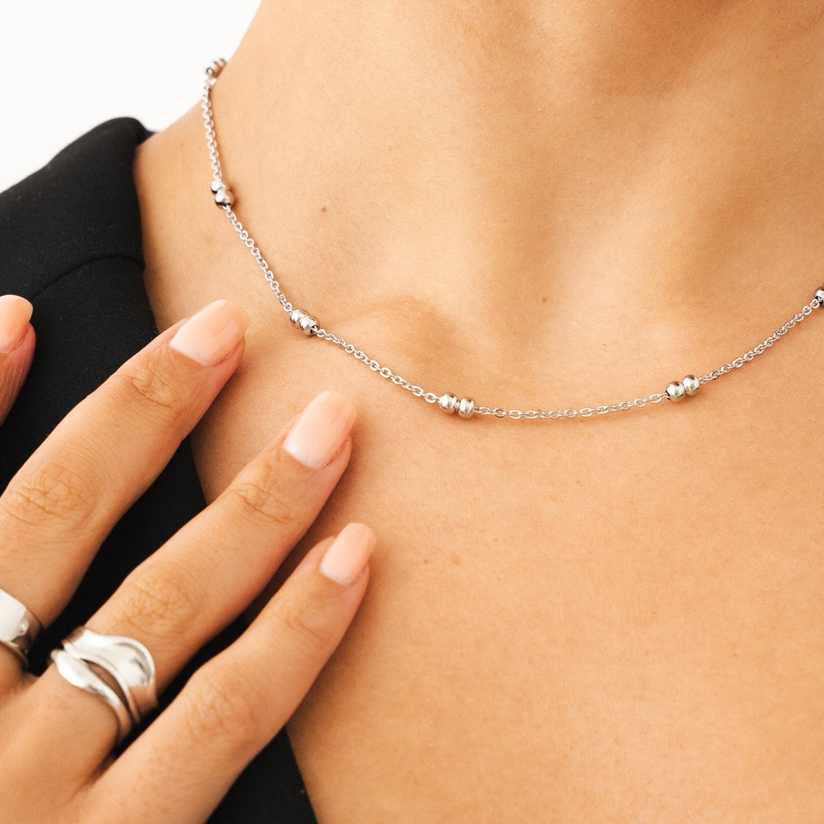 Sculpture Verstellbarer Ring Silber am Finger getragen