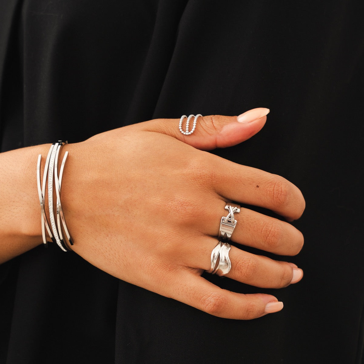 Seitliche Ansicht des Sculpture Verstellbaren Rings Silber