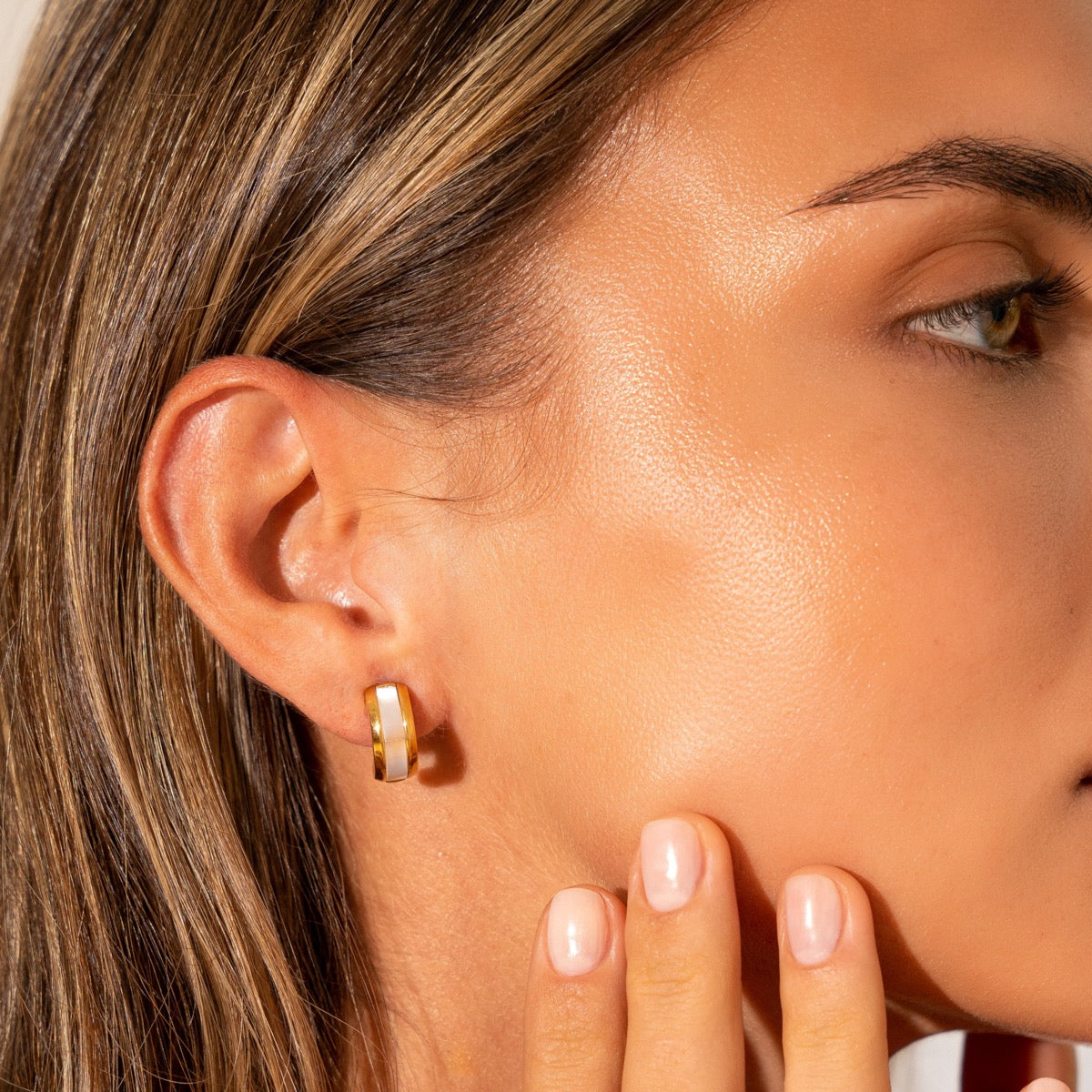 Detailaufnahme der Shell Ohrstecker Gold