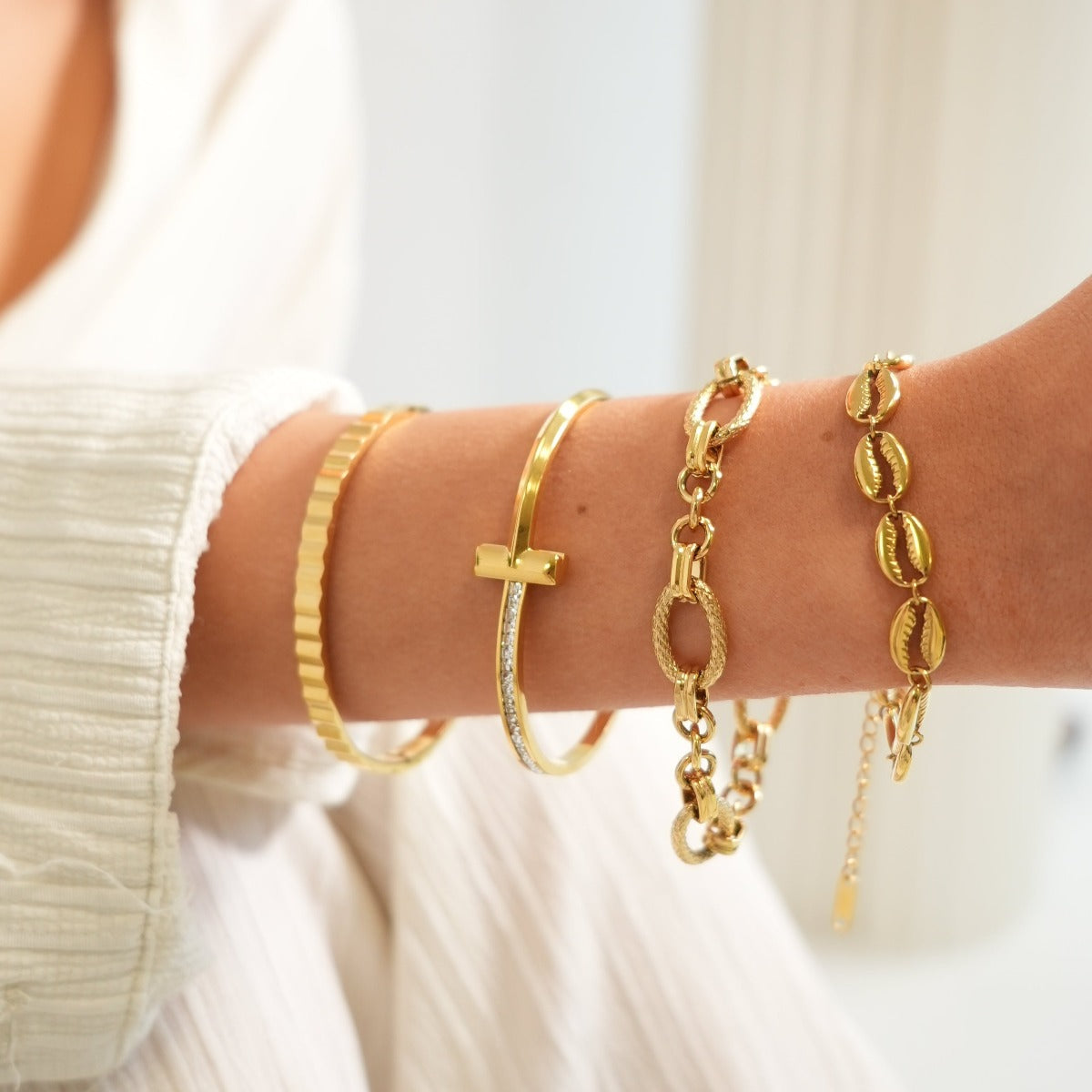 Seitliche Ansicht des Sicily Gliederkette Armbands Gold
