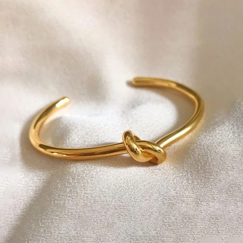 Silver knot bracelet – close-up of knot detail