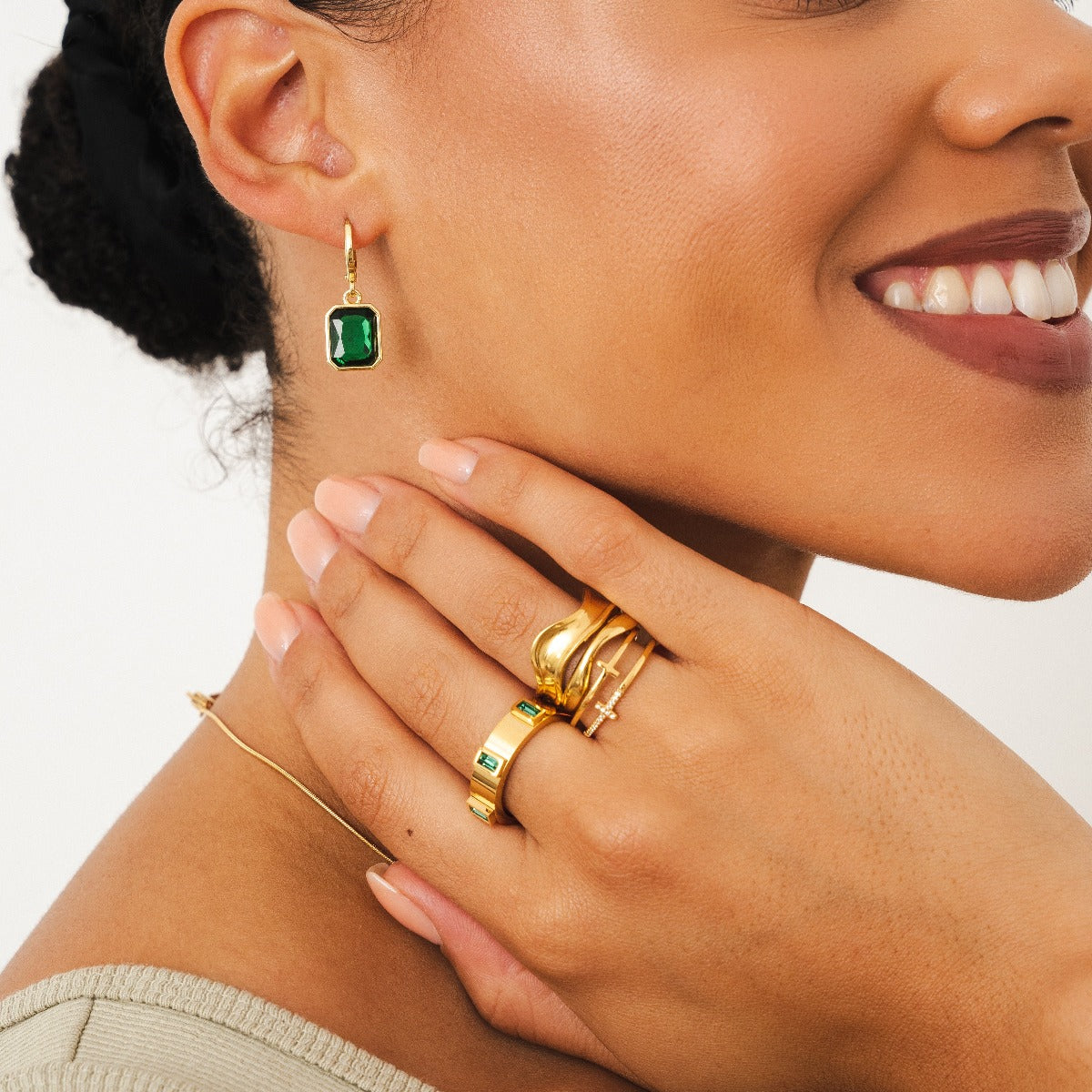 Detailaufnahme des Smaragd Kubischen Steinrings Gold