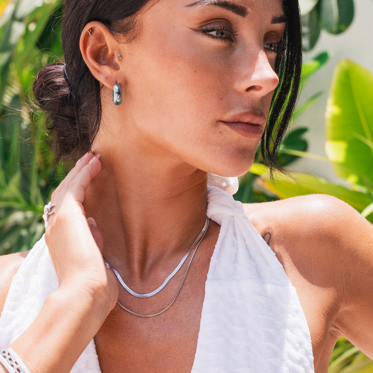 Snake Double Chain Halskette Silber am Hals getragen