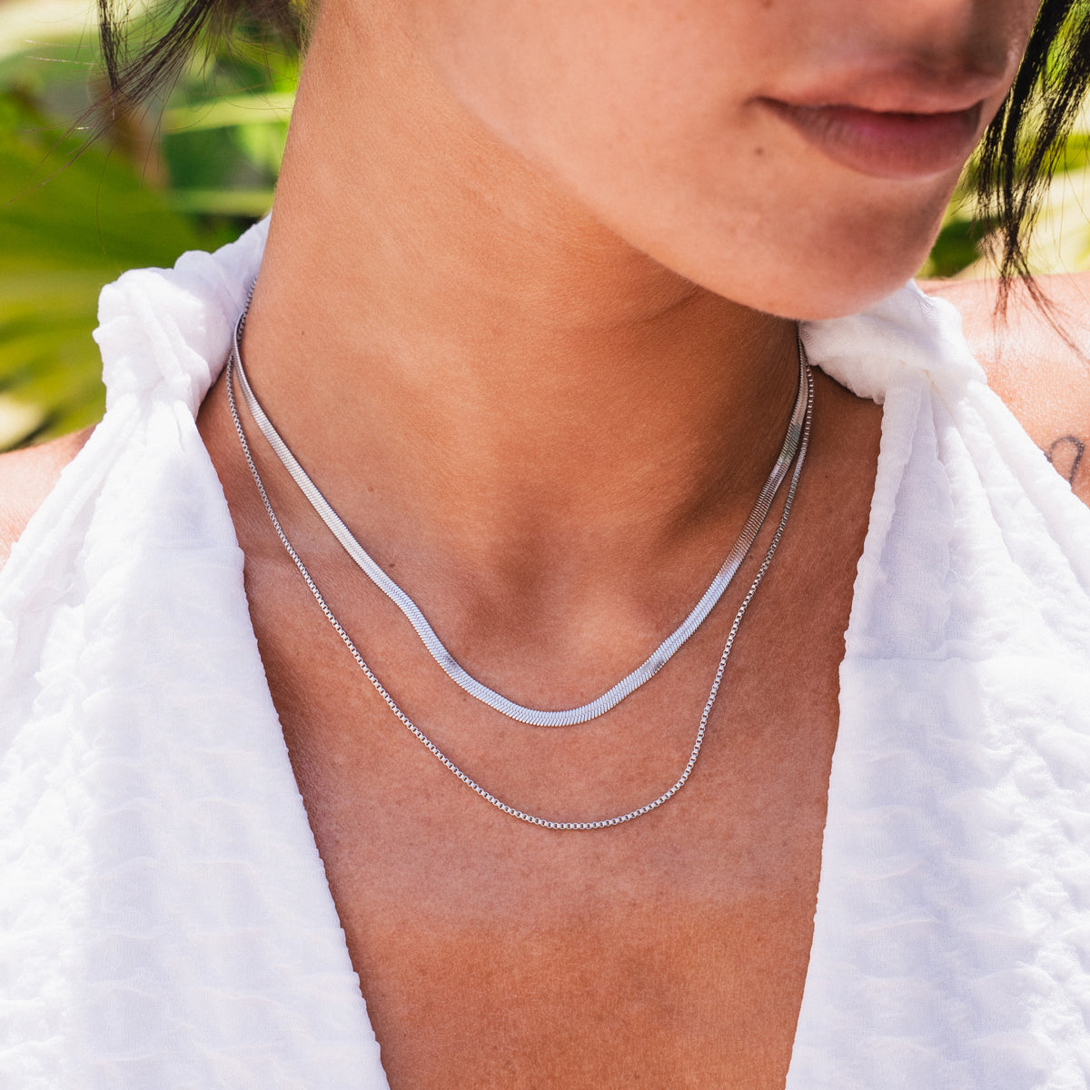 Seitliche Ansicht der Snake Double Chain Halskette Silber