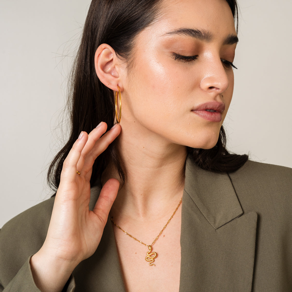 Nahaufnahme der Snake Pendant Halskette Gold