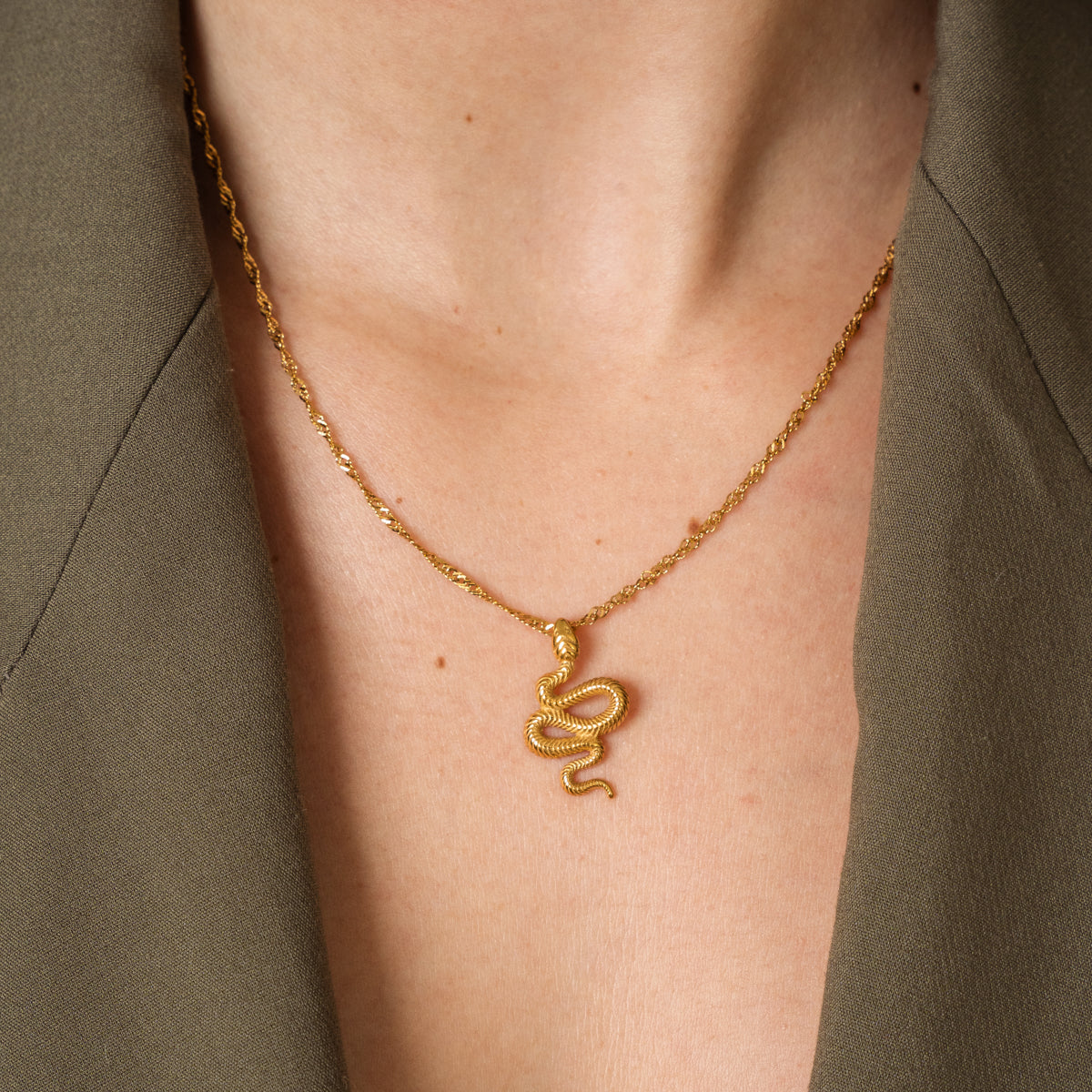 Detailaufnahme der Snake Pendant Halskette Gold mit Stein