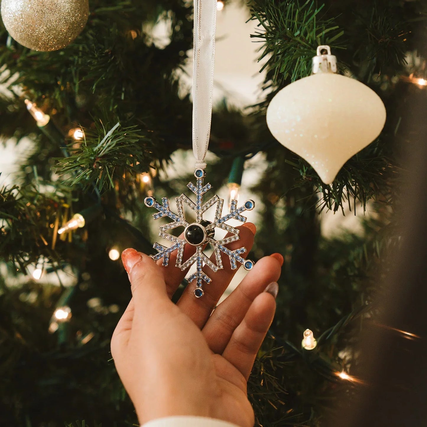 Light projection feature of the snowflake ornament