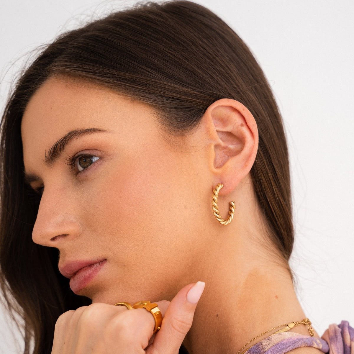 Detailaufnahme der Sofia Twist Rope Creolen Gold