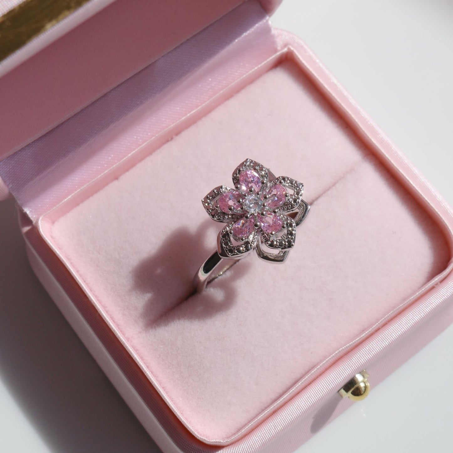 Princess-style fidget ring with floral design and zircon stone