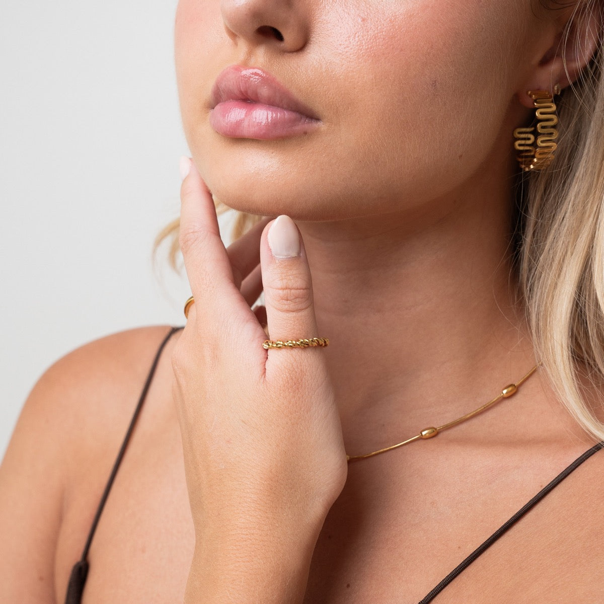 Detailaufnahme des Spiral-Kettenrings Gold
