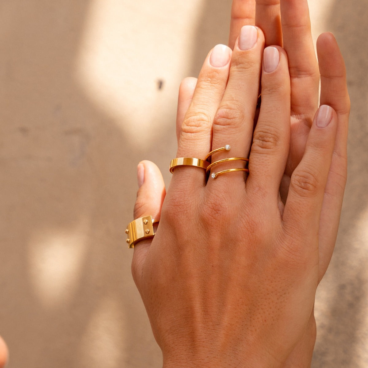 Seitliche Ansicht des Spiral Steinrings in Gold